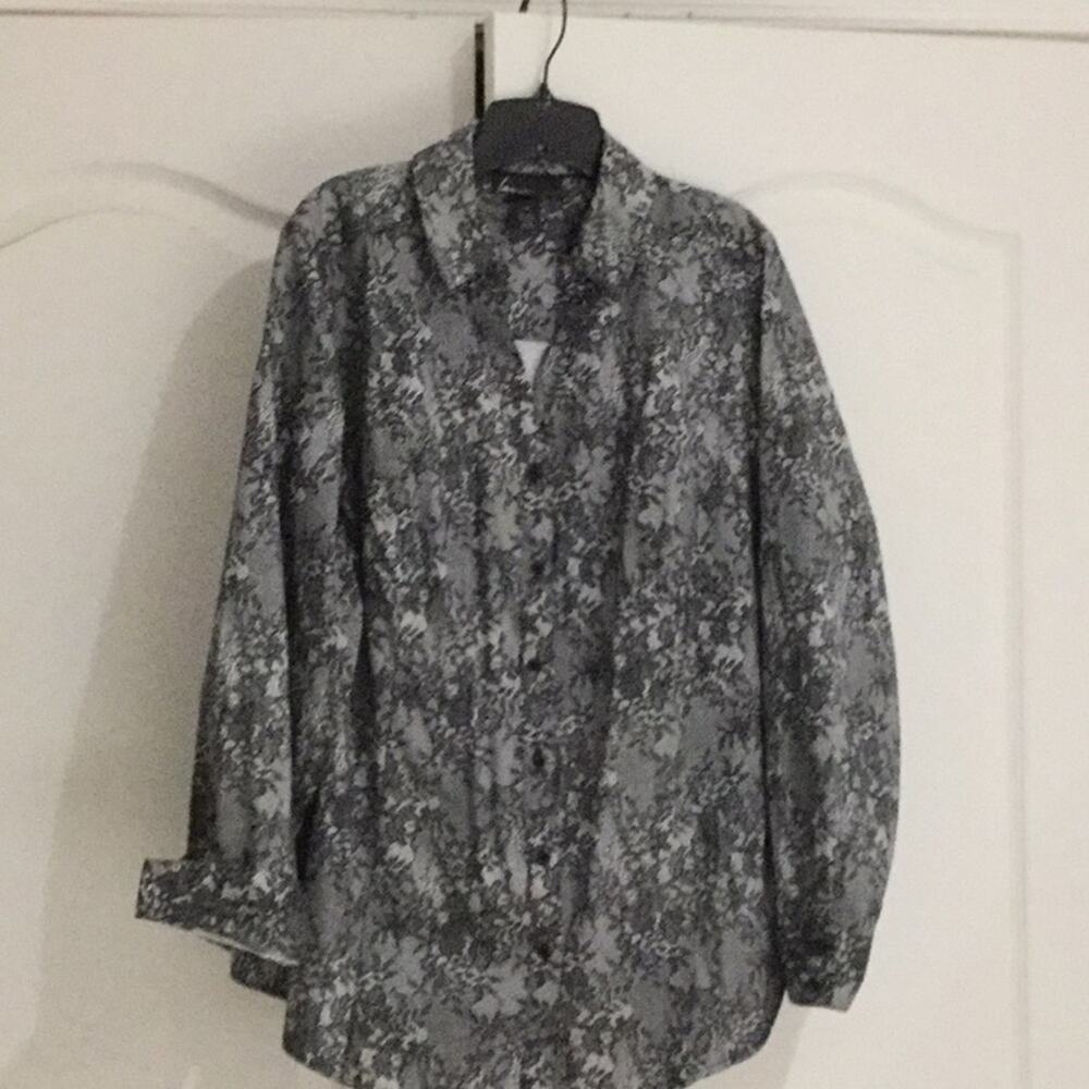 Lane Bryant 24 black white lace pattern blouse